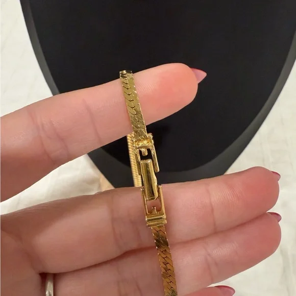 Givenchy Gold Chain Necklace with Iconic Pendant - Picture 5 of 5